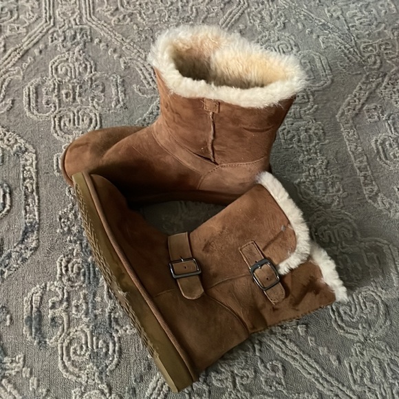 Brown ugglike boots Size 8 - Picture 2 of 3